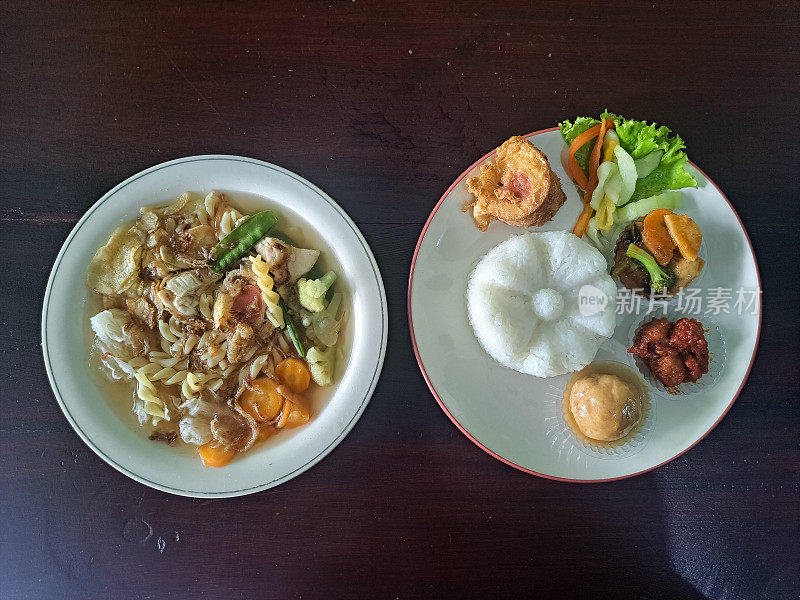 印尼婚礼大米(Sego Manten)或Nasi Pupuk Mantenan。佐以印尼婚礼汤(Sayur Sop)。食品菜单。前视图。